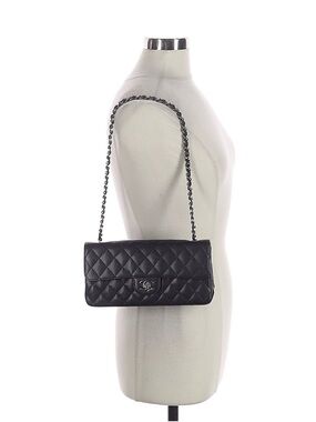 CHANEL 2005 Vintage Black Quilted Caviar Flap Shoulder Bag with Chain Strap EUC